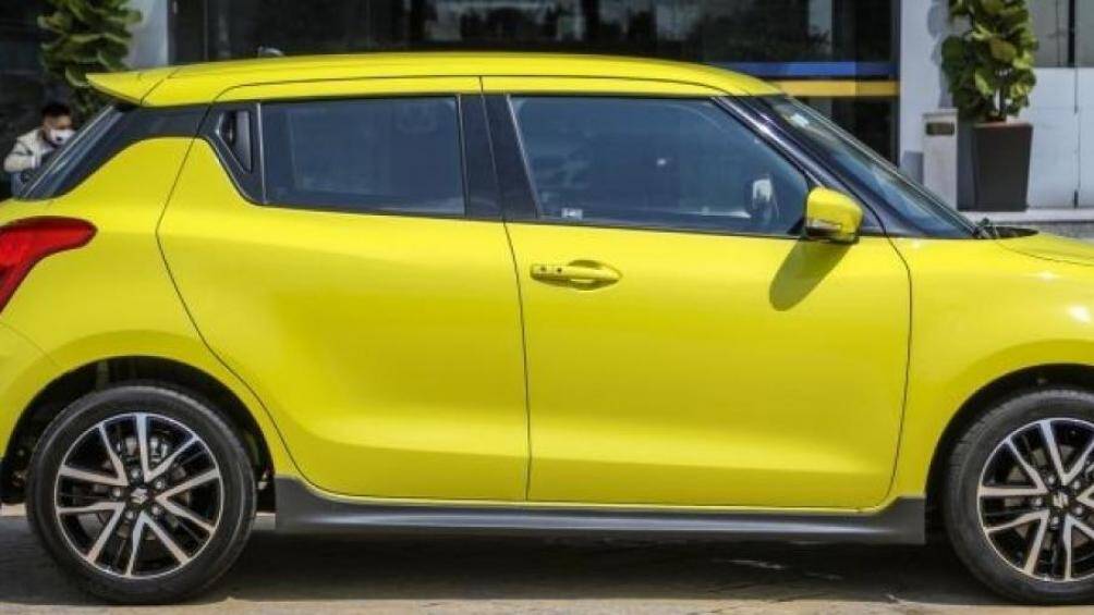 Tương tự như vậy, cánh lướt gió dưới cản trước/sau và bên sườn của xe cũng được thiết kế giả sợi carbon