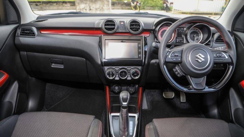 Ở vị trí trung tâm của mặt táp-lô là màn hình cảm ứng 7 inch của hệ thống thông tin giải trí, hệ thống âm thanh 6 loa và camera lùi