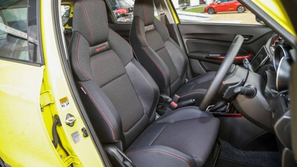 Bên trong, Suzuki Swift Sport 2021 tại Malaysia được trang bị vô lăng đáy phẳng bọc da, khâu bằng chỉ màu đỏ và tích hợp phím chức năng