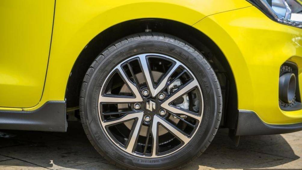 Xe được trang bị 6 túi khí, hệ thống phanh ABS, phân bổ lực phanh EBD, hỗ trợ lực phanh khẩn cấp, hỗ trợ khởi hành ngang dốc, cân bằng điện tử