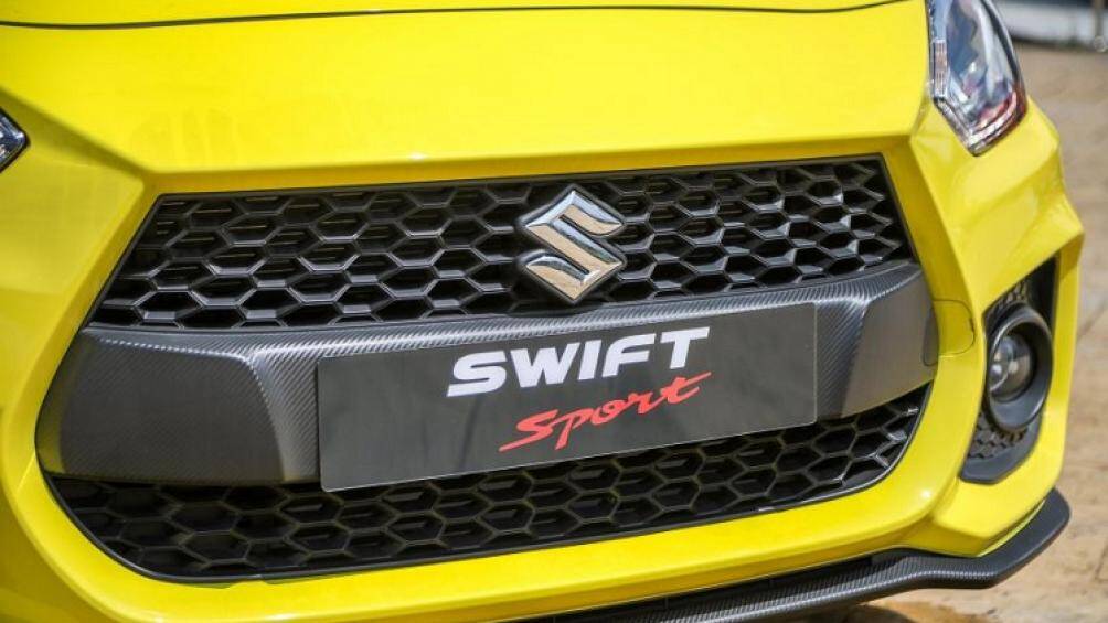 Theo đó, Suzuki Swift Sport 2021 được trang bị lưới tản nhiệt hình lục giác rộng hơn phiên bản thường và đi kèm mắt lưới hình tổ ong bên trong