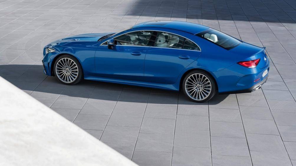 Ngoài ra, xe còn được trang bị thêm thiết kế mâm đa chấu mới cùng màu sơn xanh Spectral Blue metallic bắt mắt