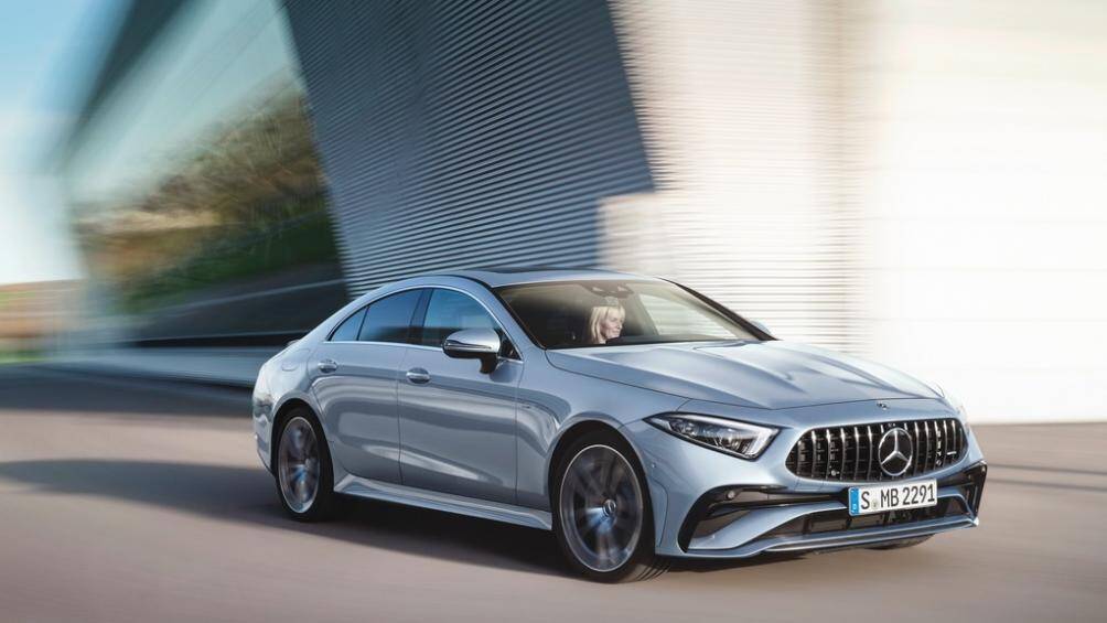 Phiên bản cao cấp hơn sử dụng động cơ 4 xy-lanh 2.0L công suất 265 mã lực hoặc động cơ 6 xy-lanh thẳng hàng 3.0L công suất 330 mã lực