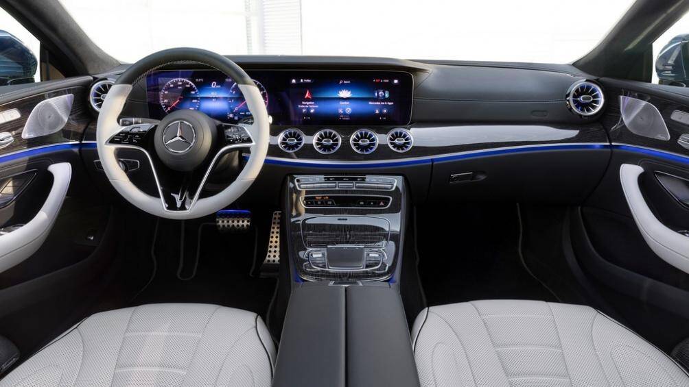 Nội thất bên trong cũng hiện đại hơn với vô lăng thiết kế mới cùng khả năng nhận biết tay người lái