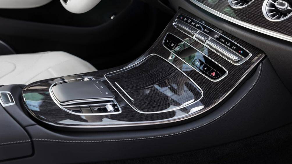 Ở bên trong nhà sản xuất sử dụng ốp gỗ óc chó màu nâu mờ, gỗ màu xám bóng để ốp nội thất cũng như màu da ghế mới như xám Neva Grey