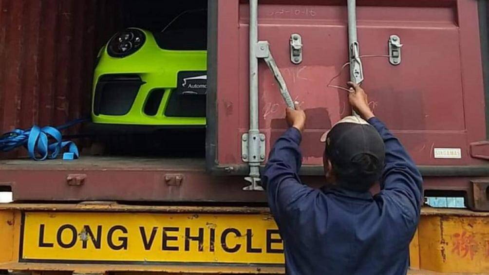 Mới đây nhất, chiếc siêu xe Porsche 911 GT3 RS đã được chia sẻ hình ảnh khui công tại TP.HCM với màu sơn siêu độc