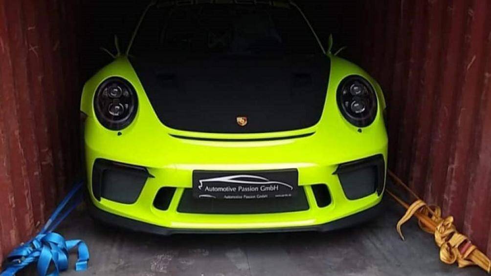 Điểm nhấn trên chiếc siêu xe Porsche 911 GT3 RS này phải kể đến màu xanh lá Acid Green nổi bật và độc nhất Việt Nam hiện nay