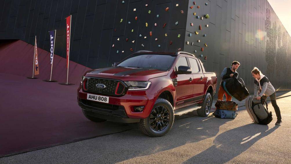 Stormtrak là phiên bản cao cấp hơn với những nâng cấp đặc biệt về mặt thẩm mỹ và các tính năng mới