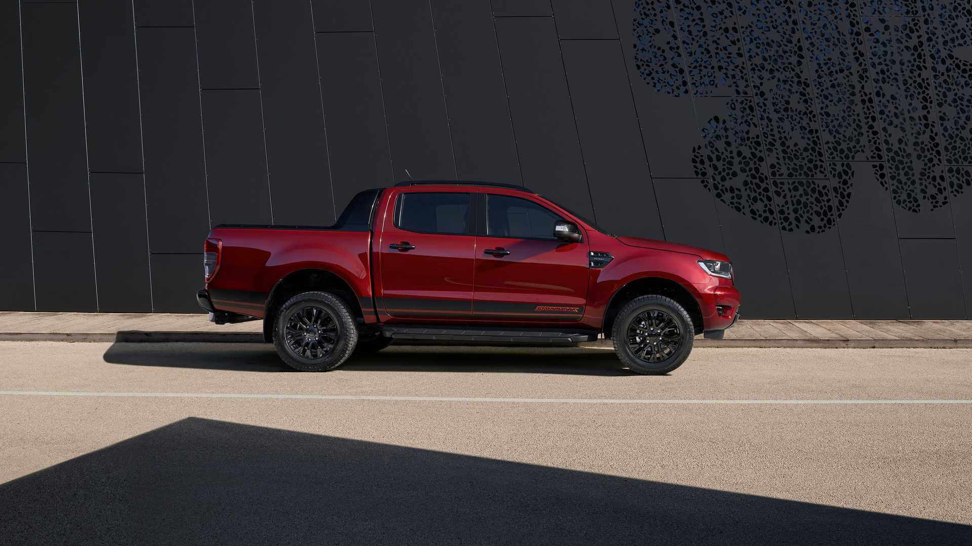 Ranger Stormtrak được phát triển dựa trên dòng Wildtrak và có đèn pha LED, được bổ sung thêm tấm ốp bảo vệ khung gầm