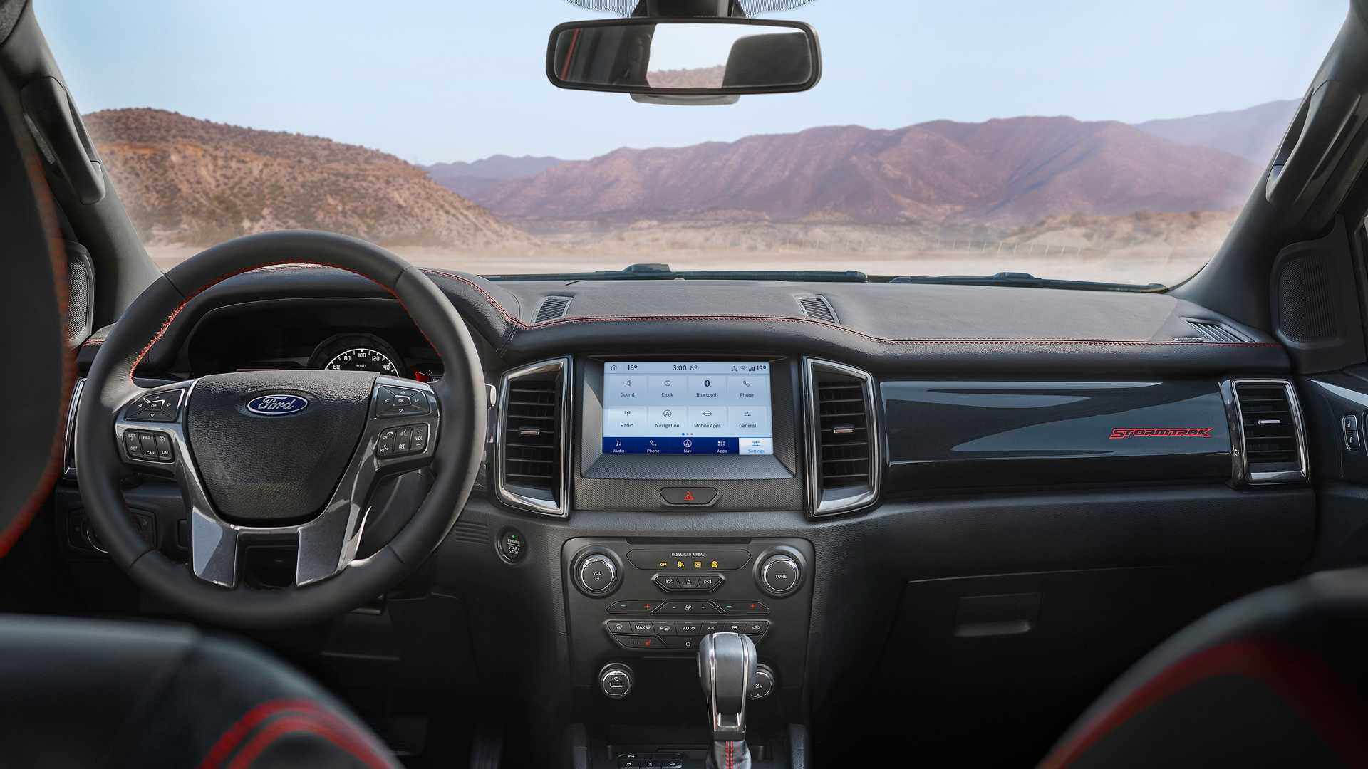 Bên trong nội thất, xe được trang bị ghế ngồi bọc da tương tự như trên Range Raptor và được thêu logo Stormtrak