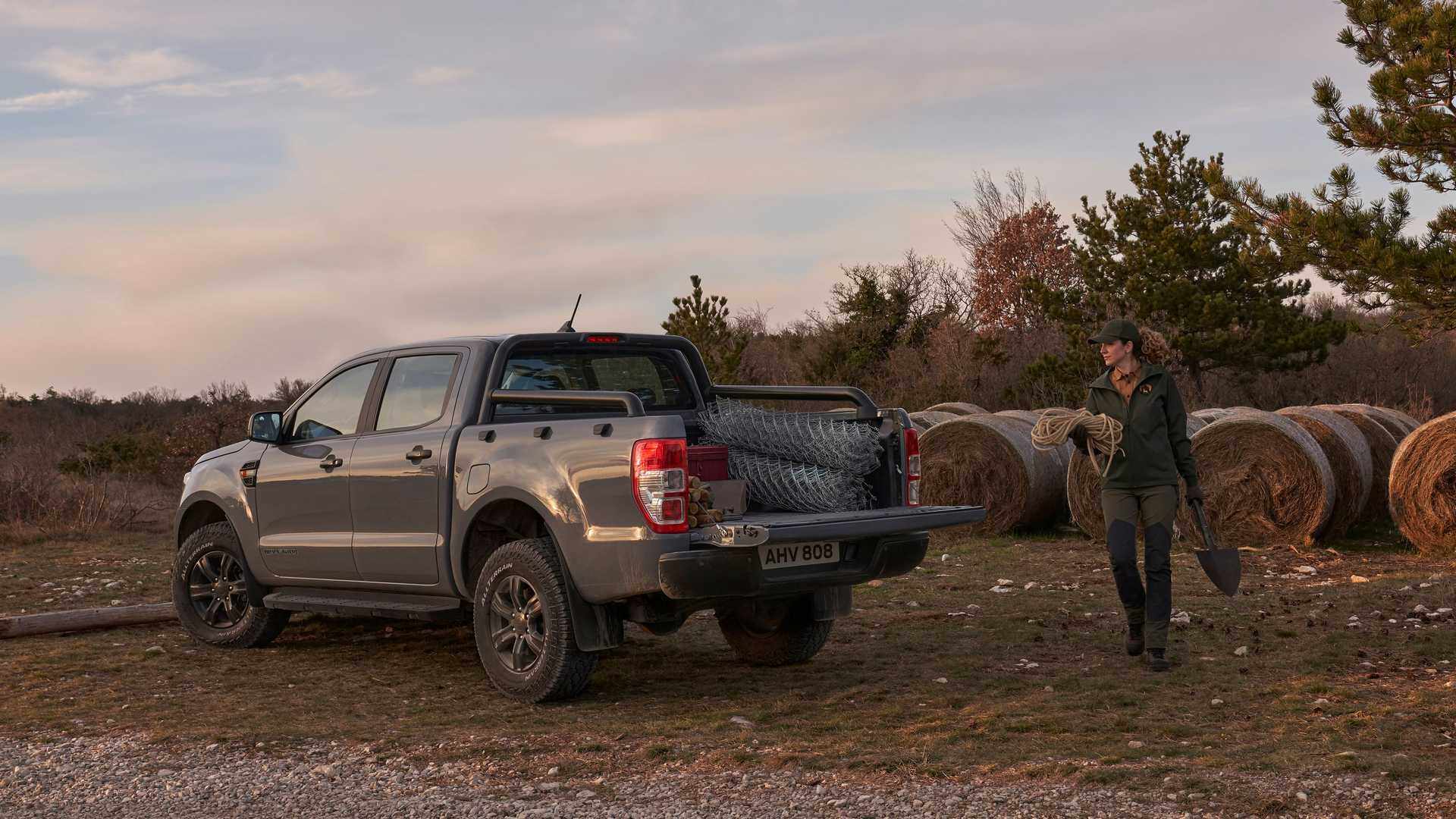 Trong khi đó, Ranger Wolftrak được trang bị động cơ diesel 2.0 lít tăng áp đơn mạnh 170 mã lực