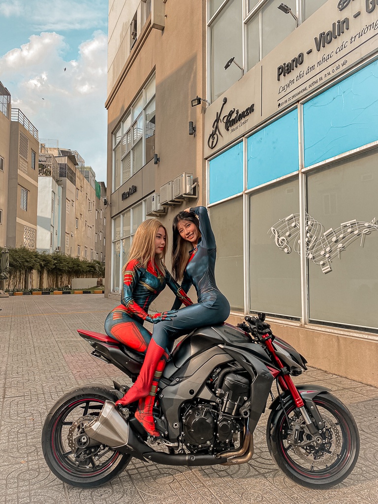 Những đường cong khó rời mắt của hai nữ biker xinh đẹp