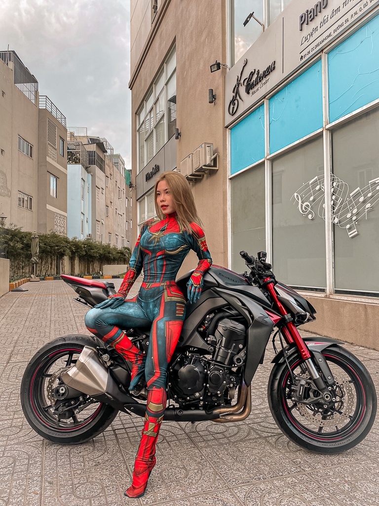 Mẫu Kawasaki Z1000 được sử dụng trong bộ ảnh là phiên bản 2016