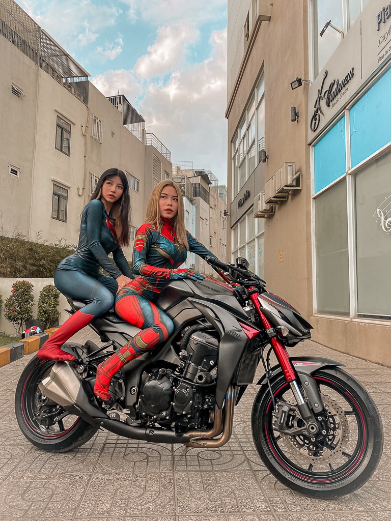 Sự xuất hiện của "SuperGirl và Marvel Captain" khiến chiếc xe càng thêm nổi bật