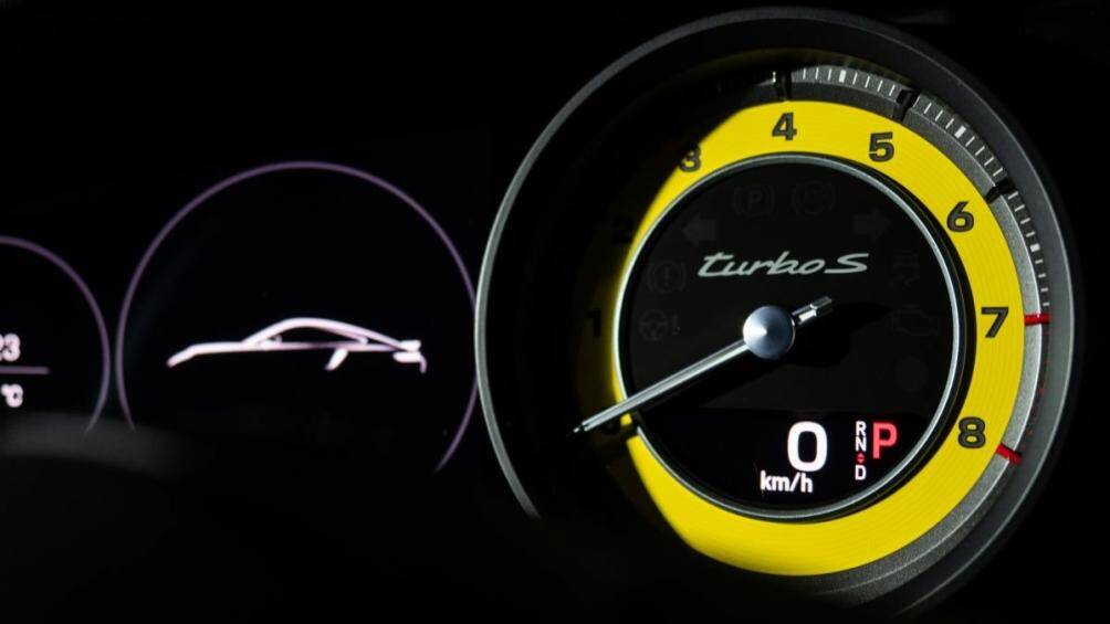 Ngoài ra, khoang lái không thể thiếu những yếu tố nổi bật khác bao gồm vô-lăng thể thao GT, gói Sport Chrono tích hợp ứng dụng Chỉ số đường đua