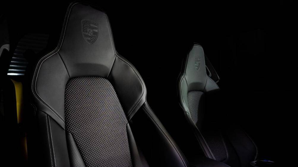 Nội thất sử dụng các nguyên liệu cao cấp và đậm chất thể thao. Màn hình trung tâm PCM có kích thước 10,9 inch