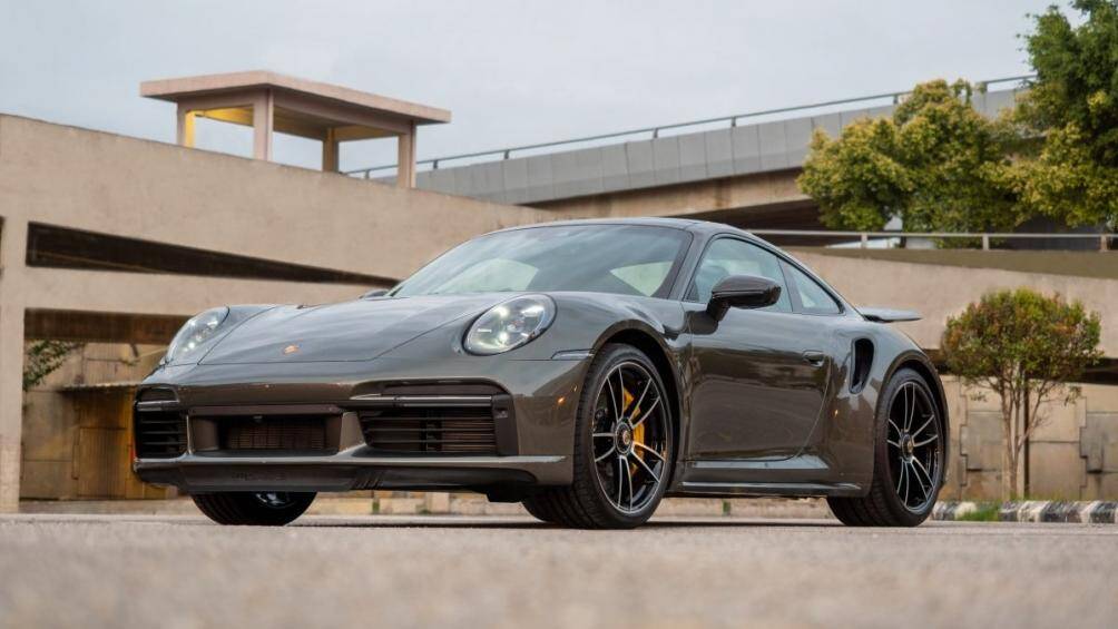 Tại Việt Nam, mẫu xe này đang có giá ở mức khởi điểm từ 15,33 tỷ đồng, đắt hơn thị trường Malaysia tới 3 tỷ đồng