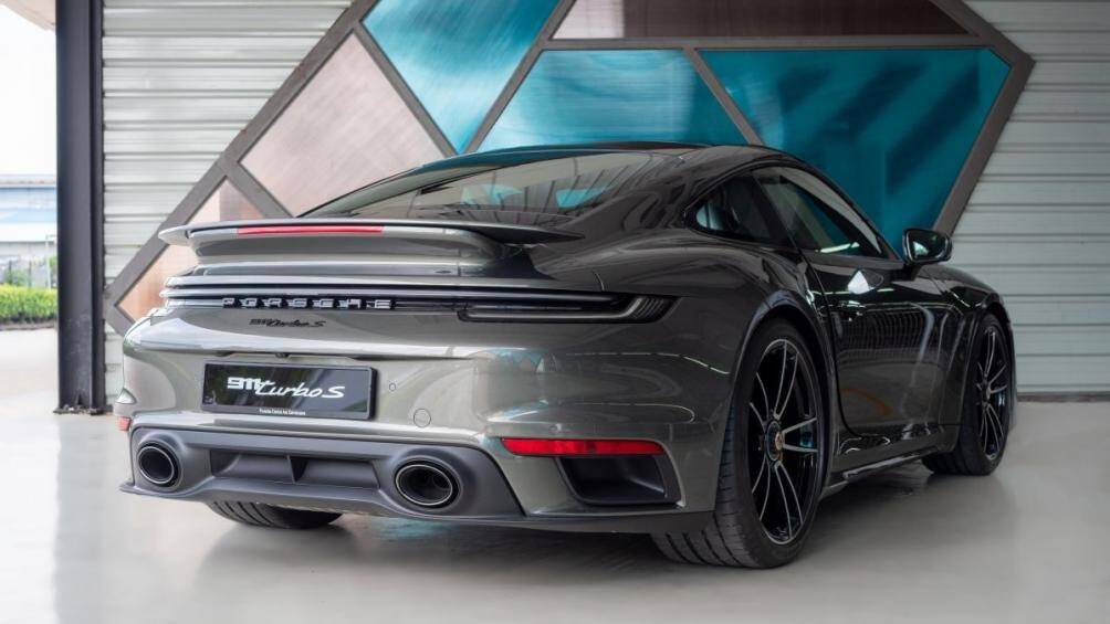 Phiên bản Turbo giúp rút ngắn thời gian tăng tốc từ 0 đến 100 km/h xuống còn 2,7 giây (nhanh hơn 0,2 giây), tốc độ tối đa đạt 330 km/giờ