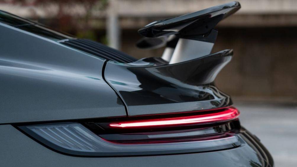 Xe có khả năng tăng tốc 0 đến 200 km/giờ trong 8,9 giây, phiên bản 911 Turbo S mới nhanh hơn 1 giây so với phiên bản tiền nhiệm