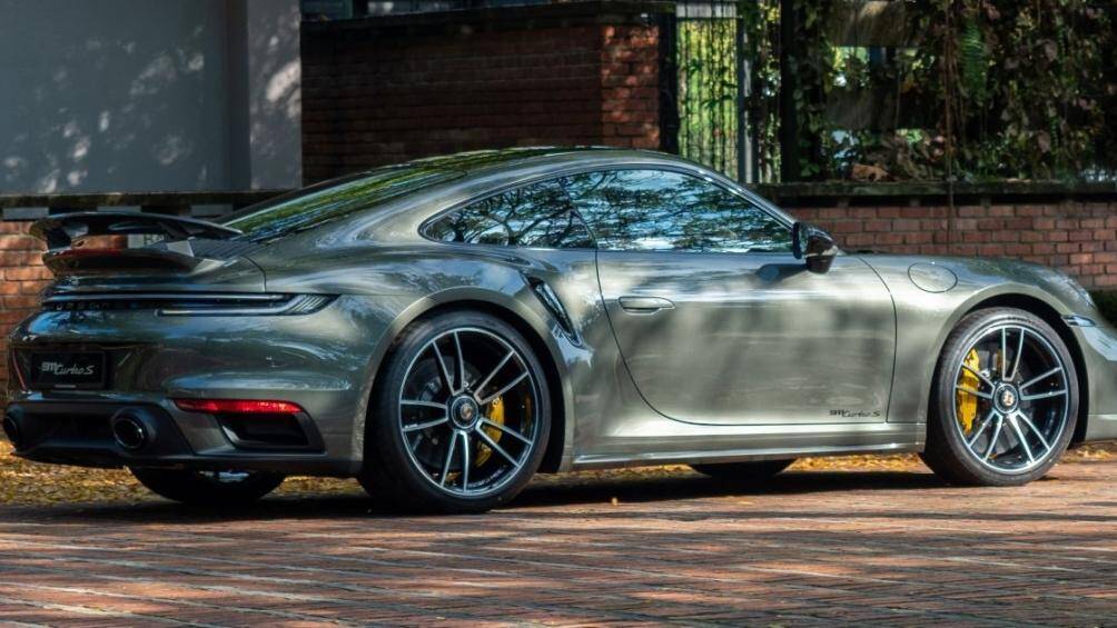 Lốp xe có kích thước 20 inch với thông số 255/35 ở bánh trước và kích thước 21 inch với thông số 315/30 ở bánh sau