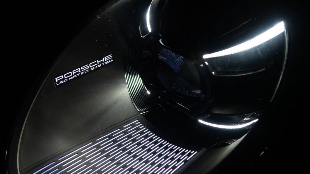 Hệ thống ống xả thể thao với cửa lật tùy chỉnh mang đến những âm thanh đặc trưng