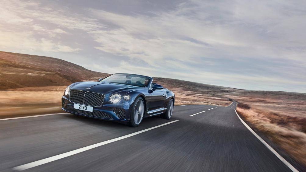 Phần ghế ngồi của xe được tạo thành với chất liệu da truyền thống kết hợp với da Alcantara thể thao