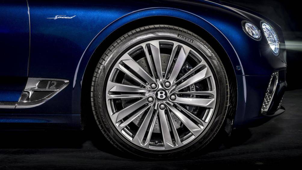 Xe được trang bị bộ mâm độc đáo có kích thước 22 inch, mui xếp dạng "Z Fold" được thiết kế riêng biệt