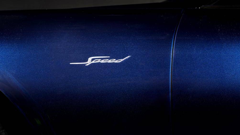 Phần vè trước hai bên thân xe cũng được trang trí với logo "Speed" và hai hốc gió hông được sơn màu Dark Tint