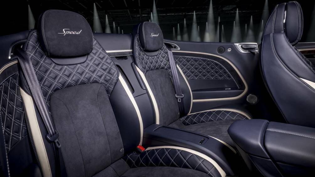 Phần tựa đầu còn được tích hợp hệ thống giữ ấm cổ độc đáo