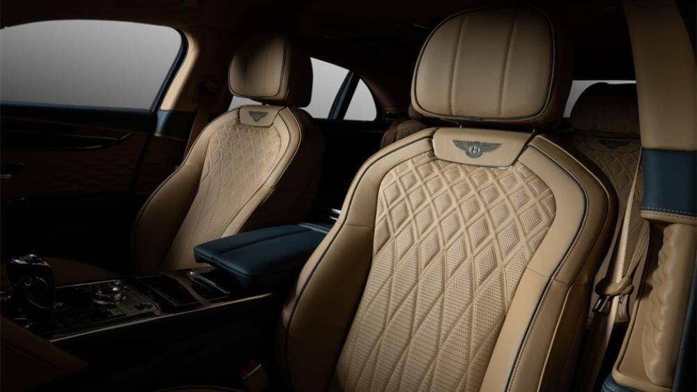 Flying Spur V8 có thể tăng tốc 0-100 km/h trong 4,1 giây trước khi đạt vận tốc tối đa 318 km/h