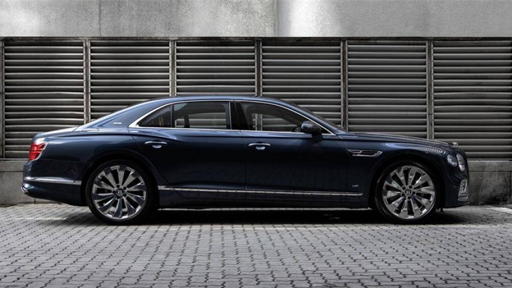 Tổng thể, Bentley Flying Spur 2020 trông sang trọng nhưng vẫn thể thao với các đường gân dập nổi cùng các hốc bánh mở rộng