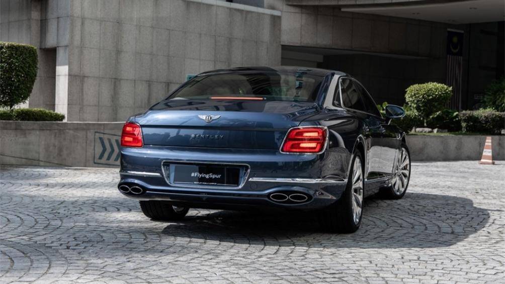 Ở phía sau, dàn đèn hậu được tạo hình chữ B theo biểu tượng của Bentley. Xe được trang bị bộ mâm hợp kim 10 chấu kích thước 20 inch