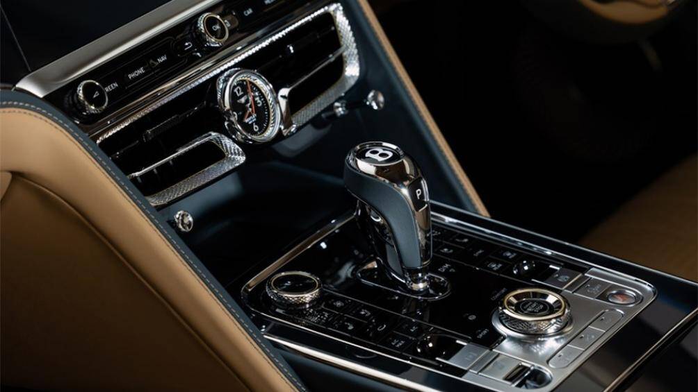 Bentley cung cấp nội thất ốp gỗ Walnut màu nâu, kết hợp với sợi carbon bóng, thêm vào đó là màn hình cảm ứng trung tâm 12,3 inch