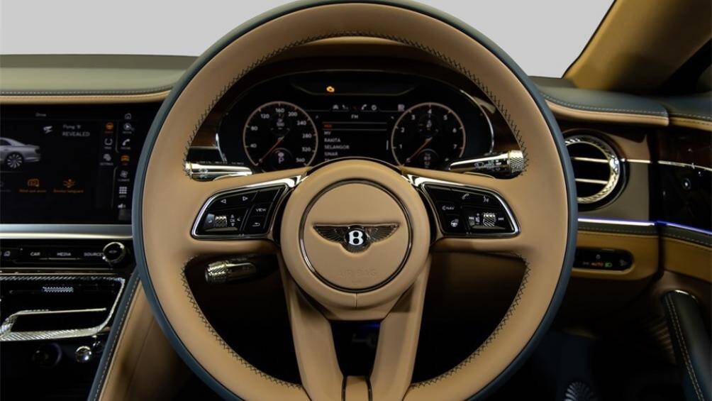 Cung cấp sức mạnh cho Flying Spur V8 là động cơ tăng áp kép V8 4.0L, sản sinh công suất 550 mã lực