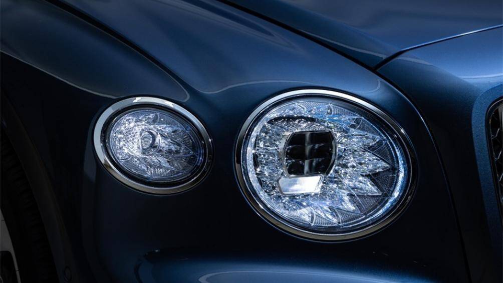 Flying Spur 2021 được trang bị dàn đèn công nghệ Matrix LED được thiết kế tinh xảo, tạo hình khối pha lê cắt lớp