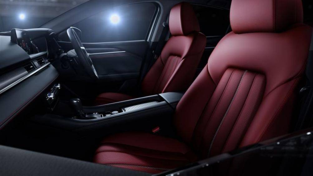 Những chiếc 2.0L được trang bị chìa khóa thông minh, chế độ khóa cửa tự động khi chìa khóa ra khỏi vùng cảm biến của xe