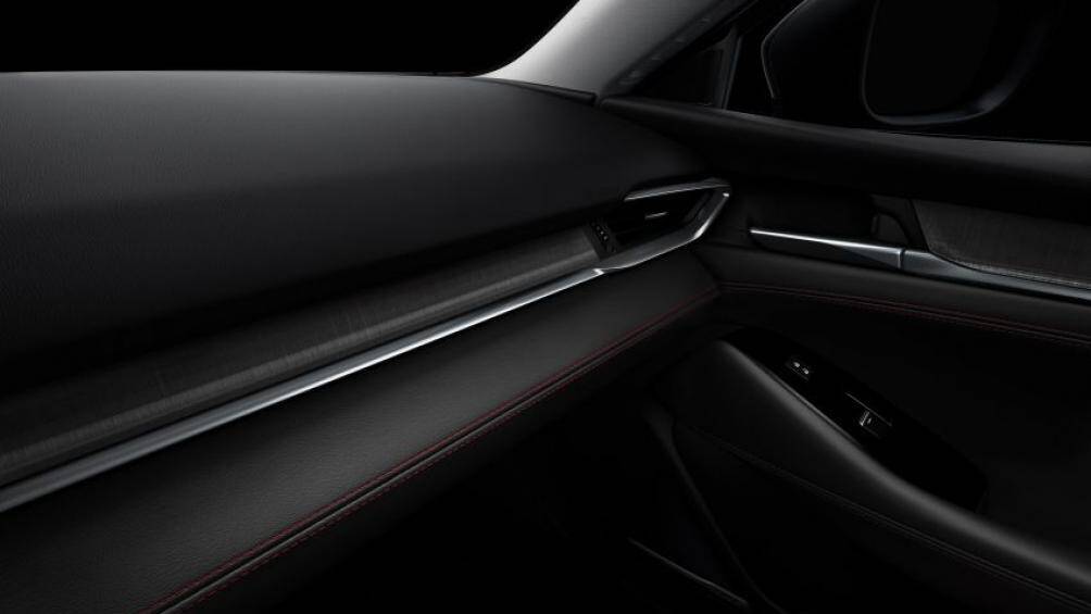 Các cập nhật trên bản 2.5L chủ yếu mang tính thẩm mỹ, bao gồm mâm xe hợp kim 19 inch màu đen cùng ốp gương chiếu hậu sơn đen bóng