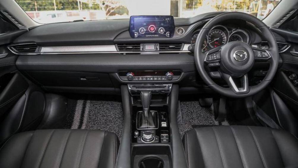 Sự khác biệt là cả hai biến thể đều được bổ sung Apple CarPlay không dây cho hệ thống giải trí Mazda Connect 8 inch tiêu chuẩn