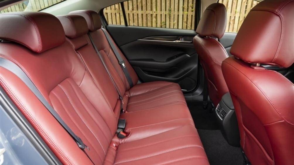 Mazda 6 2021 cũng sở hữu khá nhiều trang bị an toàn đáng chú ý, bao gồm: 6 túi khí, ABS, EBD, hỗ trợ phanh, hỗ trợ leo dốc...