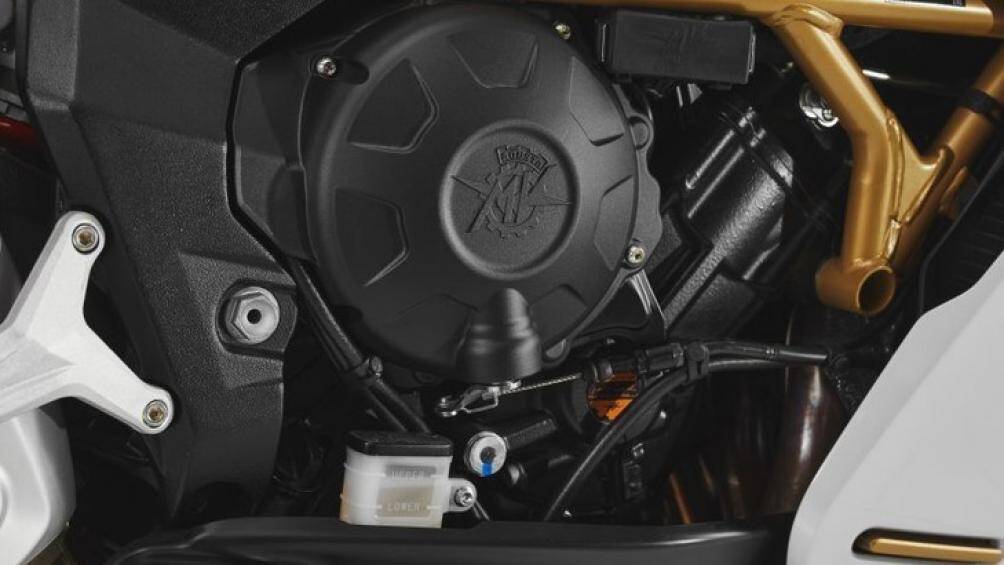 Trái tim của xe là khối động cơ 3 xylanh thẳng hàng, dung tích 798cc quen thuộc, mang đến cho chiếc sport classic công suất 147 mã lực