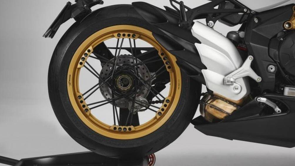 Superveloce 800 sở hữu trang bị phanh ABS cảm biến góc nghiêng của Continental, map ECU mới và bảng đồng hồ màu TFT hiện đại hơn...