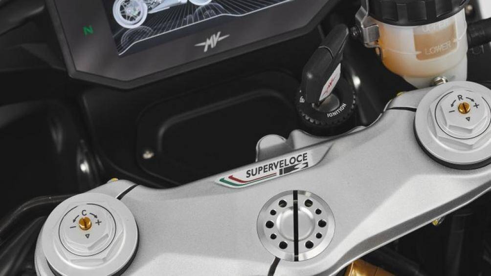 Bảng đồng hồ của Superveloce 800 S 2021 là màn hình màu TFT 5.5 inch, hiển thị đầy đủ các thông tin về xe