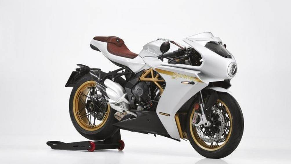 Yên xe bản đặc biệt được bọc da Alcantara cao cấp màu nâu. Superveloce 800 S có dáng vẻ như một vị công tử nhà giàu cổ điển