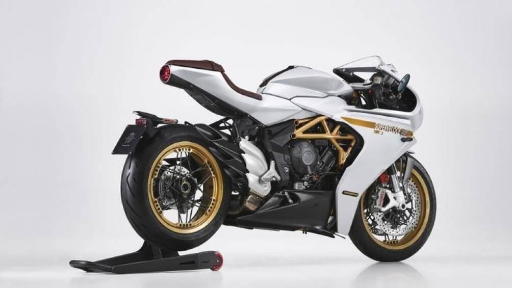 Hệ thống phanh xe cũng mang thương hiệu Brembo với đĩa đôi 320 mm phía trước và đĩa đơn 220mm phía sau