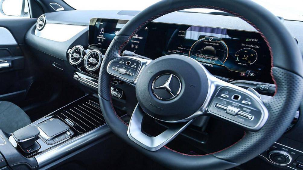 Tại đây, giá xe Mercedes-AMG GLA 35 4MATIC 2021 bán ra từ 3,19 triệu baht, tương đương 103.895 USD (hơn 2,38 tỷ đồng)