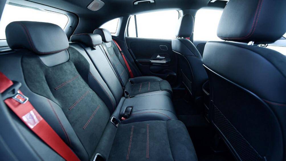 Ghế ngồi thể thao AMG Sport, được bọc da Artico và Dinamica. Nhằm tạo sự tương phản trong cabin, chỉ khâu và dây an toàn có màu đỏ