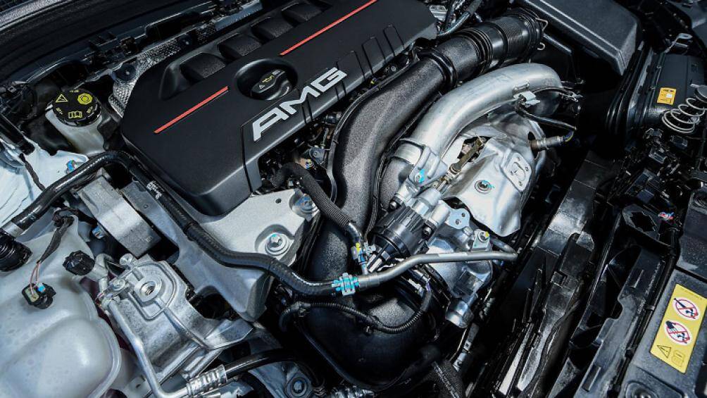 Mercedes-AMG GLA 35 4MATIC 2021 là động cơ xăng 2.0L tăng áp, hộp số tự động ly hợp kép 8 cấp cho công suất tối đa 306 mã lực