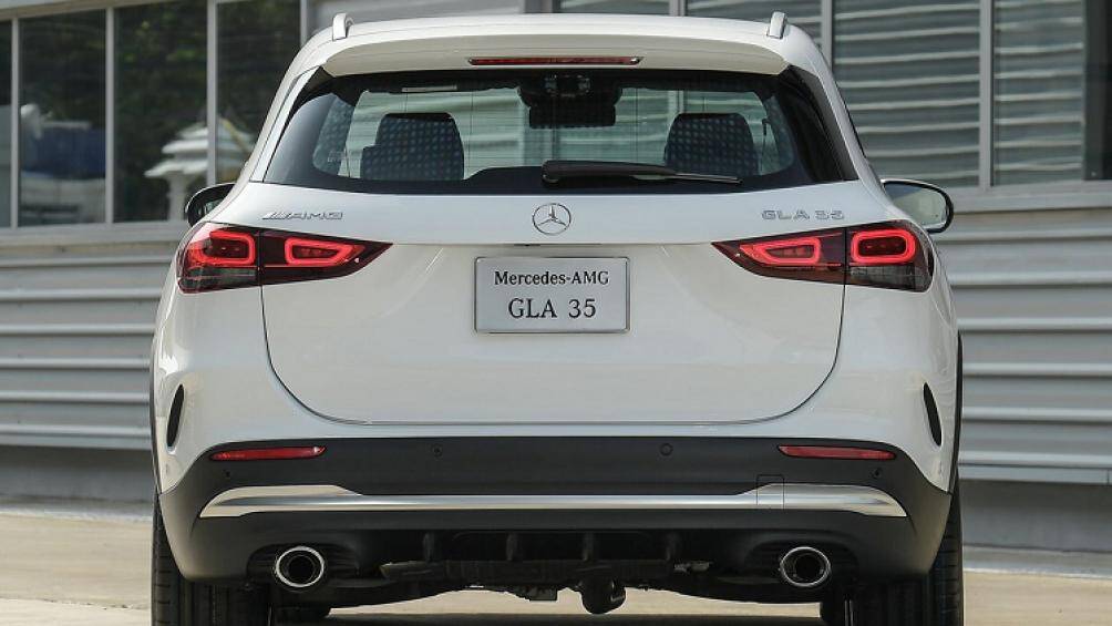 Những công nghệ an toàn và hỗ trợ lái trên GLA 35 gồm hệ thống hỗ trợ đỗ xe tự động, camera lùi, hệ thống hỗ trợ phanh chủ động...