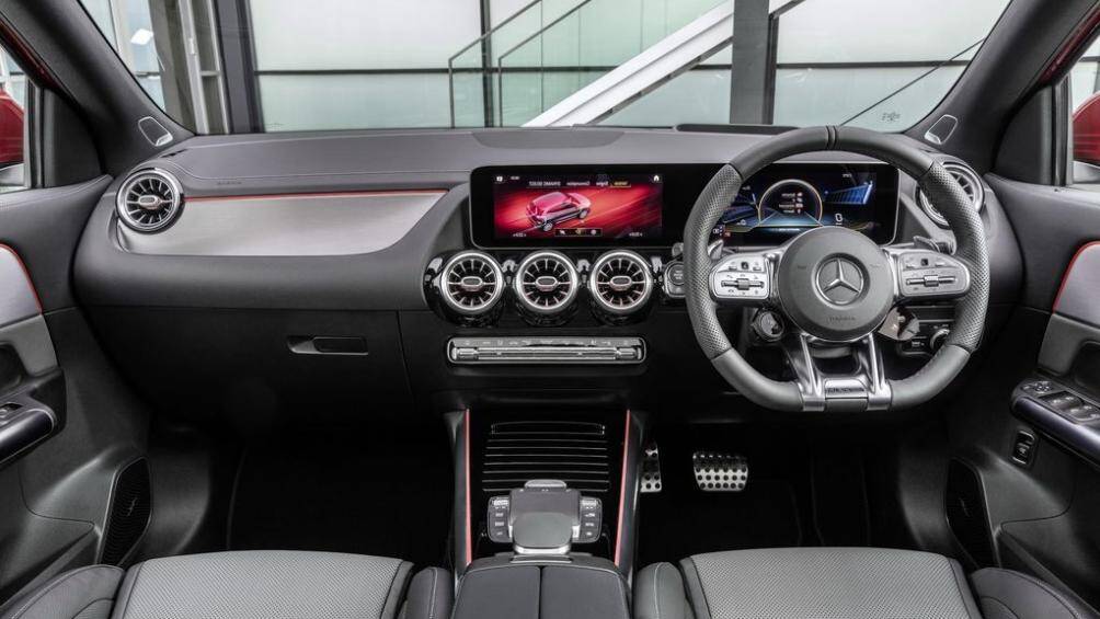 Bên trong, GLA 35 4MATIC thế hệ mới được trang bị tiêu chuẩn vô lăng 3 chấu thể thao, bọc da Nappa, tích hợp nút chức năng và cảm ứng