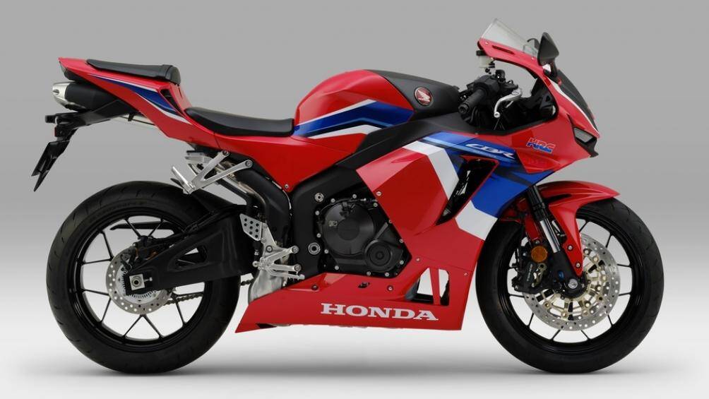 Khác với mẫu sport-city CBR650R, CBR600RR là chiếc môtô mang phong cách thuần sportbike và hướng đến đường đua nhiều hơn